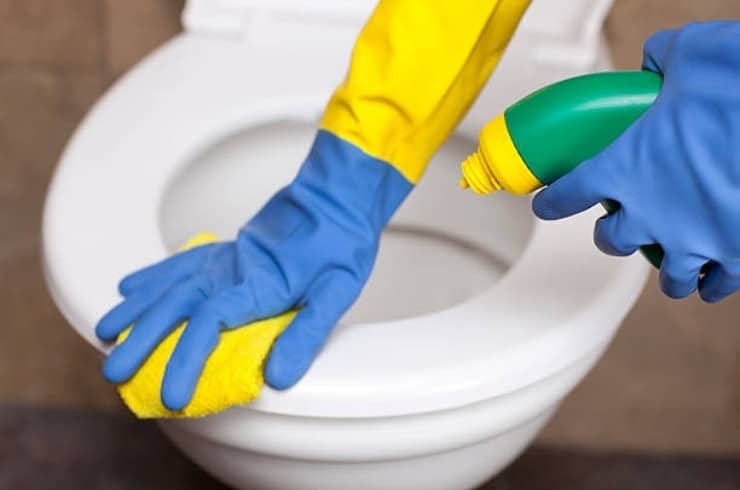 20 Astuces pour retirer les taches jaunes sur les toilettes 2