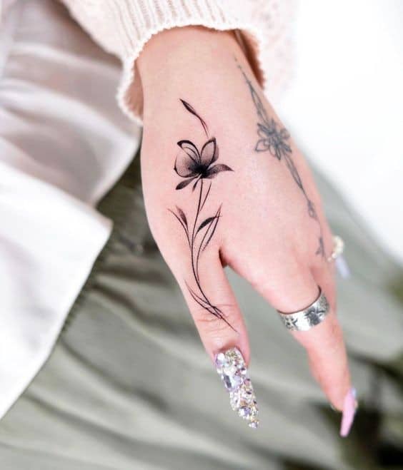22 Top idées de tatouages main pour femme en 2023 15 22 Top idées de tatouages main pour femme en 2023 15