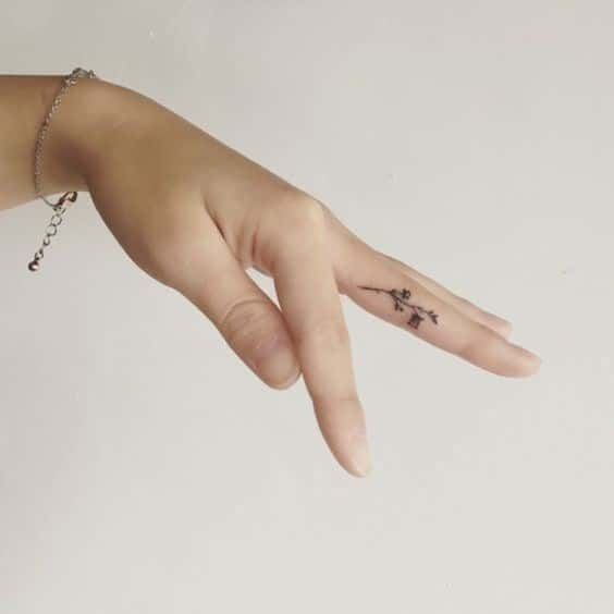 22 Top idées de tatouages main pour femme en 2023 16 22 Top idées de tatouages main pour femme en 2023 16