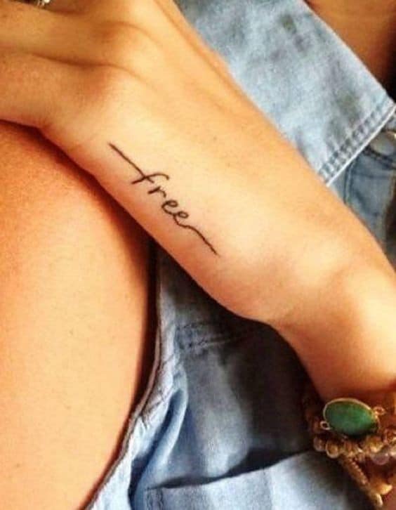 22 Top idées de tatouages main pour femme en 2023 17 22 Top idées de tatouages main pour femme en 2023 17