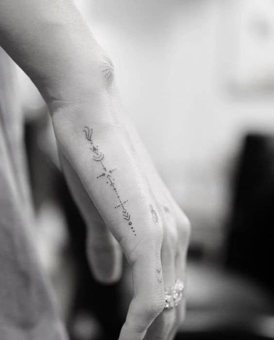 22 Top idées de tatouages main pour femme en 2023 7 22 Top idées de tatouages main pour femme en 2023 7