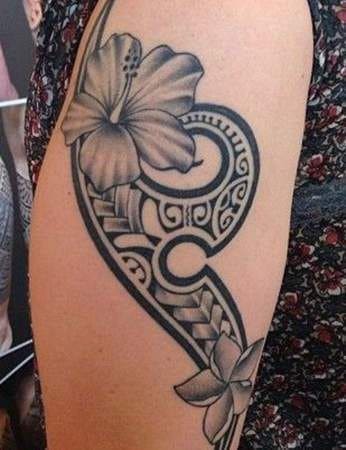 22 Top idées de tatouages polynésiens pour femme 15