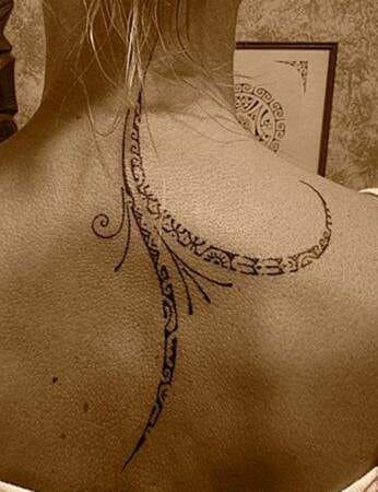 22 Top idées de tatouages polynésiens pour femme 17
