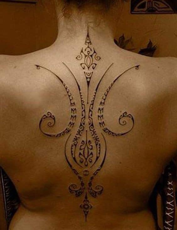 22 Top idées de tatouages polynésiens pour femme 19