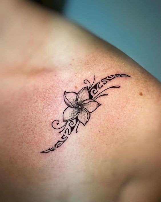 22 Top idées de tatouages polynésiens pour femme 20