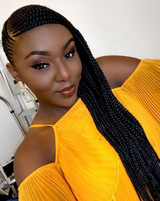 Braids 2023 : Nos 23 plus beaux modèles pour cette coiffure africaine 8 Braids 2023 : Nos 23 plus beaux modèles pour cette coiffure africaine 8