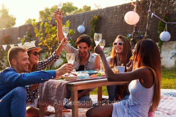 Épinglé par Sonia sur Jeu soirée entre amis  Jeux de gages, Idée de mime,  Jeux soirée entre amis