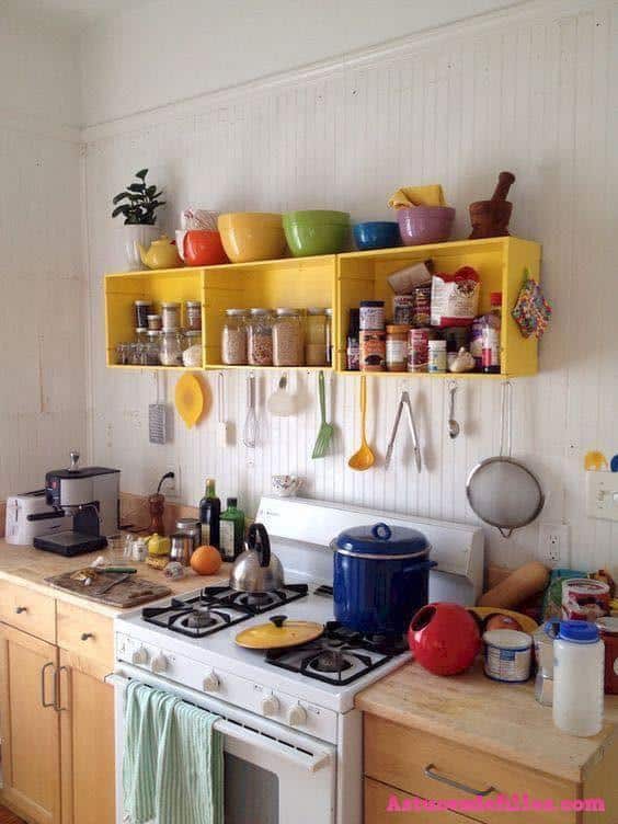 17 idées pour décorer et aménager une cuisine avec des étagères intelligentes 3