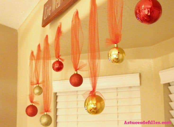 62 idées de décorations de Noël avec des sphères 40