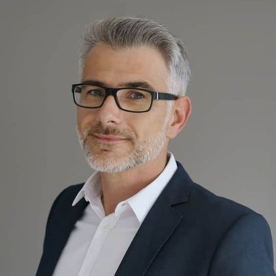 60 Coupes courtes avec des lunettes après 60 ans en 2023 17 60 Coupes courtes avec des lunettes après 60 ans en 2023 17
