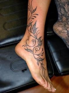 26 Top idées de tatouages pour les pieds 18