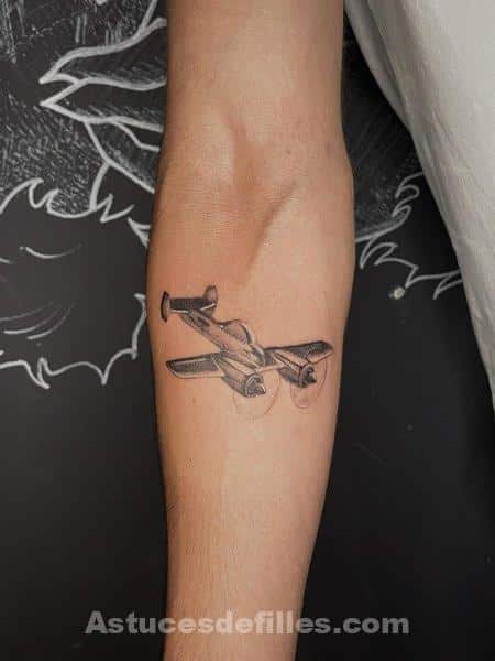 20 Tatouages ​​d’avion pour hommes et femmes 16