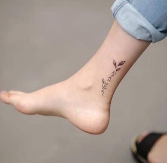 30 Tatouages minimalistes chevilles pour femme 15 30 Tatouages minimalistes chevilles pour femme 15