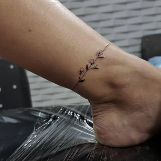 30 Tatouages minimalistes chevilles pour femme 16 30 Tatouages minimalistes chevilles pour femme 16