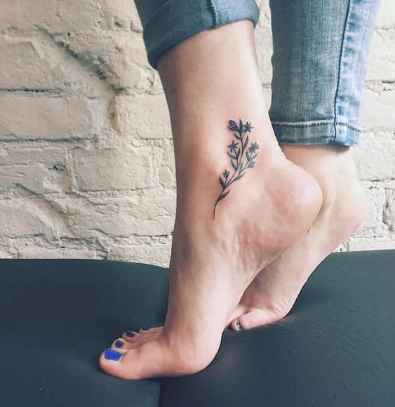 30 Tatouages minimalistes chevilles pour femme 19 30 Tatouages minimalistes chevilles pour femme 19