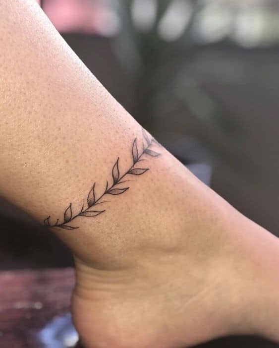 30 Tatouages minimalistes chevilles pour femme 21 30 Tatouages minimalistes chevilles pour femme 21