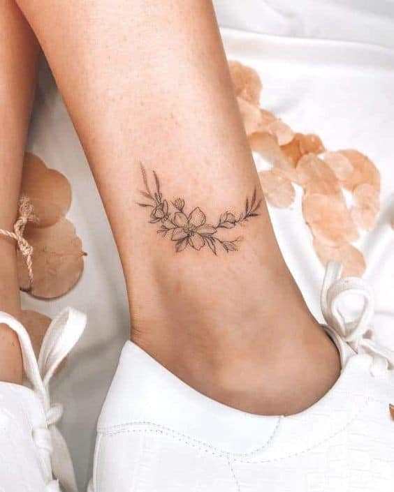 30 Tatouages minimalistes chevilles pour femme 22 30 Tatouages minimalistes chevilles pour femme 22