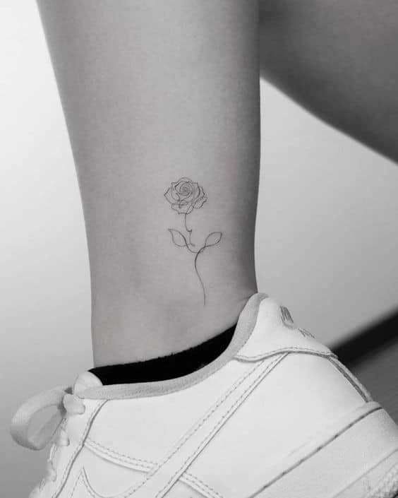 30 Tatouages minimalistes chevilles pour femme 9 30 Tatouages minimalistes chevilles pour femme 9