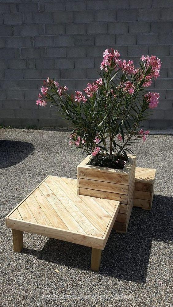 39 idées de bancs en bois DIY pour vos fleurs 35