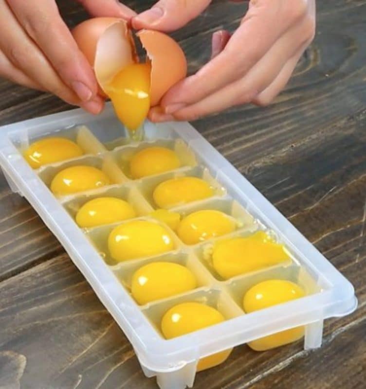 Elle met l’œuf dans un bac à glaçons : une astuce à essayer 1 Elle met l’œuf dans un bac à glaçons : une astuce à essayer 1