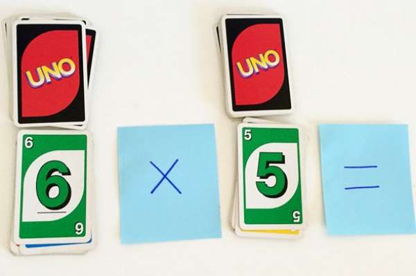19 activités amusantes pour faire aimer les maths à vos enfants 4 Les additions, les soustractions, les multiplications et les divisions avec des cartes UNO