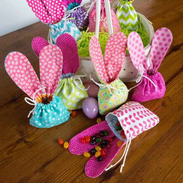 17 Idées Cadeaux DIY uniques pour une Pâques Mémorable : Découvrez des Créations Adorables à Offrir 17 Mini bourses de friandises en forme d'oreilles de lapin de Pâques