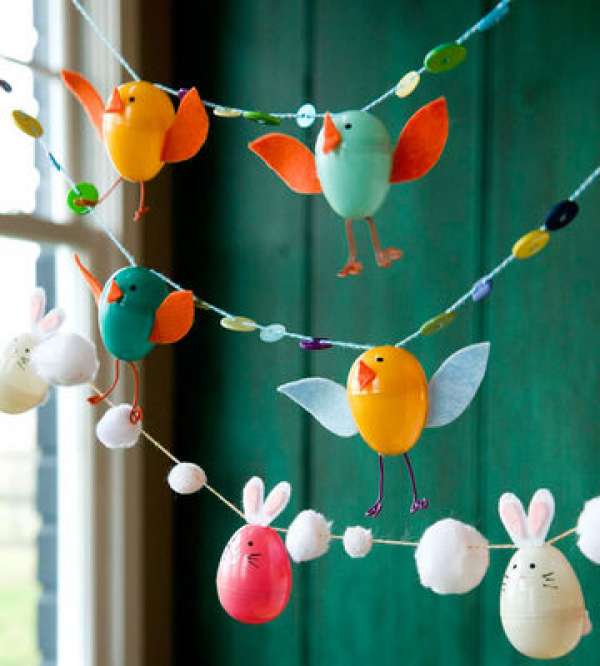 Éblouissez votre Pâques : 17 Décorations DIY à Adopter pour une Fête Inoubliable 8 Guirlandes avec des œufs en plastique