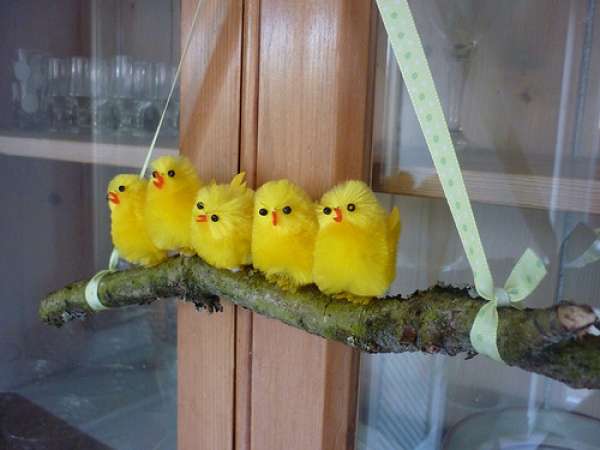 Éblouissez votre Pâques : 17 Décorations DIY à Adopter pour une Fête Inoubliable 10 Petits poussins sur une branche suspendue