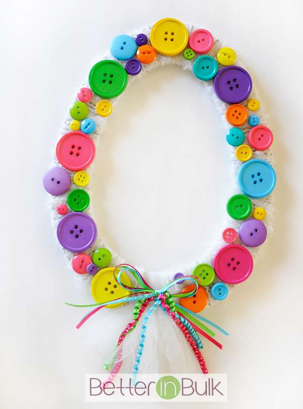 Éblouissez votre Pâques : 17 Décorations DIY à Adopter pour une Fête Inoubliable 13 Couronne en forme d'œuf avec des boutons