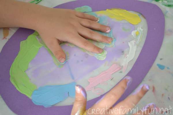 Pâques ludiques et pédagogiques : 18 idées d’activités pour vos enfants 4 Attrape-soleil en forme d'œuf