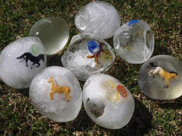 Pâques ludiques et pédagogiques : 18 idées d’activités pour vos enfants 11 Oeufs glaçons surprise