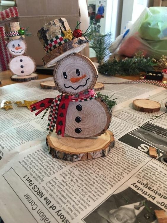 Noël : 10 Bonhommes de Neige avec des Disques en Bois 4 Noël : 10 Bonhommes de Neige avec des Disques en Bois 4
