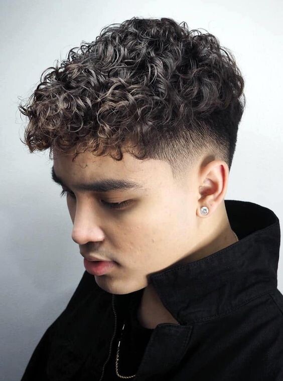 18 Top modèles de coiffures pour cheveux frisés homme 14 18 Top modèles de coiffures pour cheveux frisés homme 14