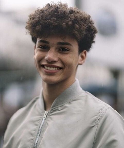 18 Top modèles de coiffures pour cheveux frisés homme 6 18 Top modèles de coiffures pour cheveux frisés homme 6