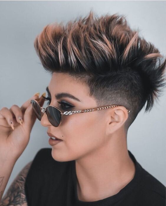 20 Coiffures Undercut pour les Femmes les Plus Cool à essayer en 2024 8 20 Coiffures Undercut pour les Femmes les Plus Cool à essayer en 2024 8