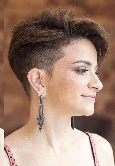 20 Coiffures Undercut pour les Femmes les Plus Cool à essayer en 2024 15 20 Coiffures Undercut pour les Femmes les Plus Cool à essayer en 2024 15