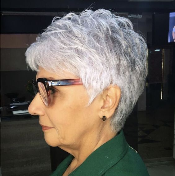 40 Coupes Courtes pour Femme de 60 Ans à Lunettes : Nos 60 Plus Beaux Modèles 15 40 Coupes Courtes pour Femme de 60 Ans à Lunettes : Nos 60 Plus Beaux Modèles 15