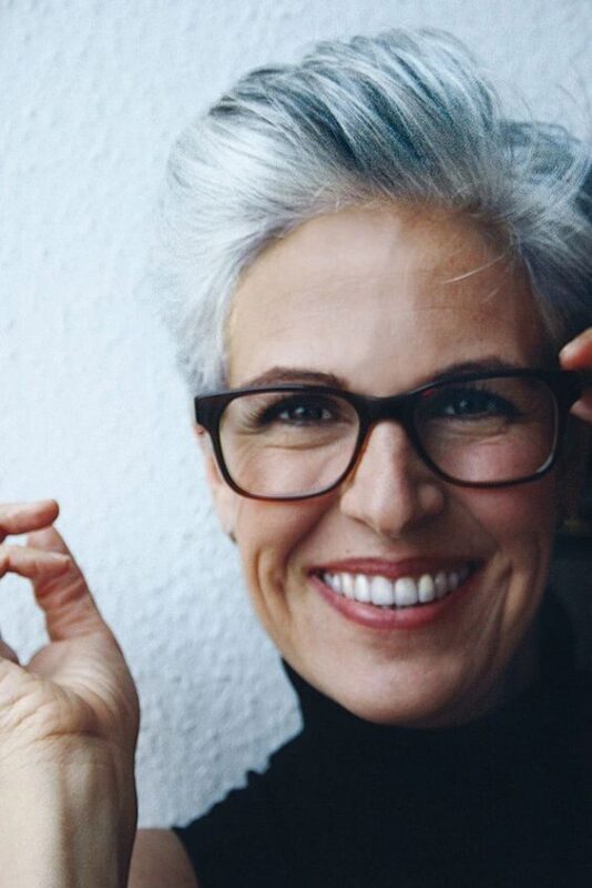 40 Coupes Courtes pour Femme de 60 Ans à Lunettes : Nos 60 Plus Beaux Modèles 39 40 Coupes Courtes pour Femme de 60 Ans à Lunettes : Nos 60 Plus Beaux Modèles 39