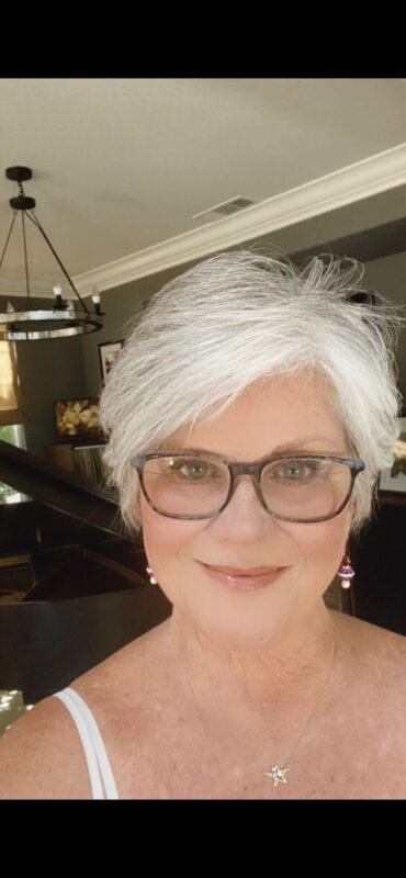 40 Coupes Courtes pour Femme de 60 Ans à Lunettes : Nos 60 Plus Beaux Modèles 14 40 Coupes Courtes pour Femme de 60 Ans à Lunettes : Nos 60 Plus Beaux Modèles 14