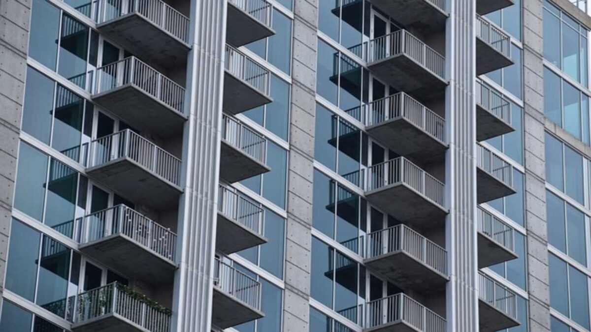 VOISIN QUI PARLE FORT LA NUIT visual data 7